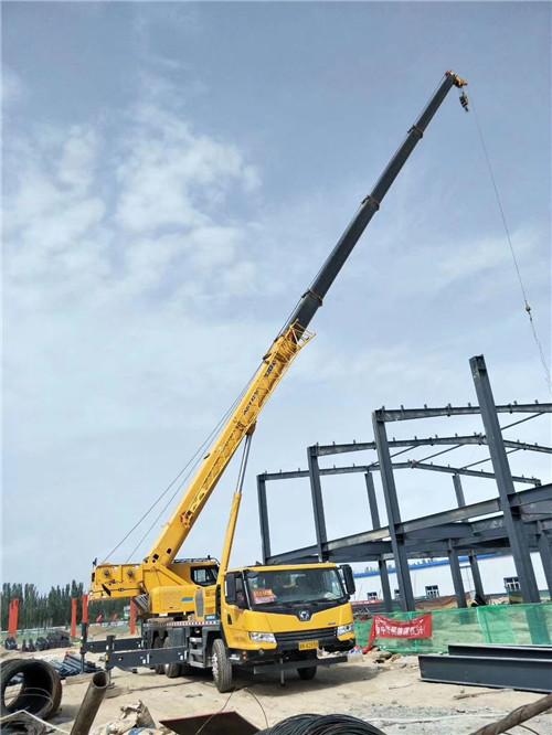 茄子河区超高层建筑钢结构吊装案例